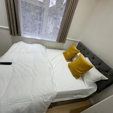 3Rd Studio Flat With Private Toilet And Bathroom Setup For Family Enjoyment 134 Keedonwood Road Bromley Eksteriør billede