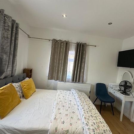 3Rd Studio Flat With Private Toilet And Bathroom Setup For Family Enjoyment 134 Keedonwood Road Bromley Eksteriør billede