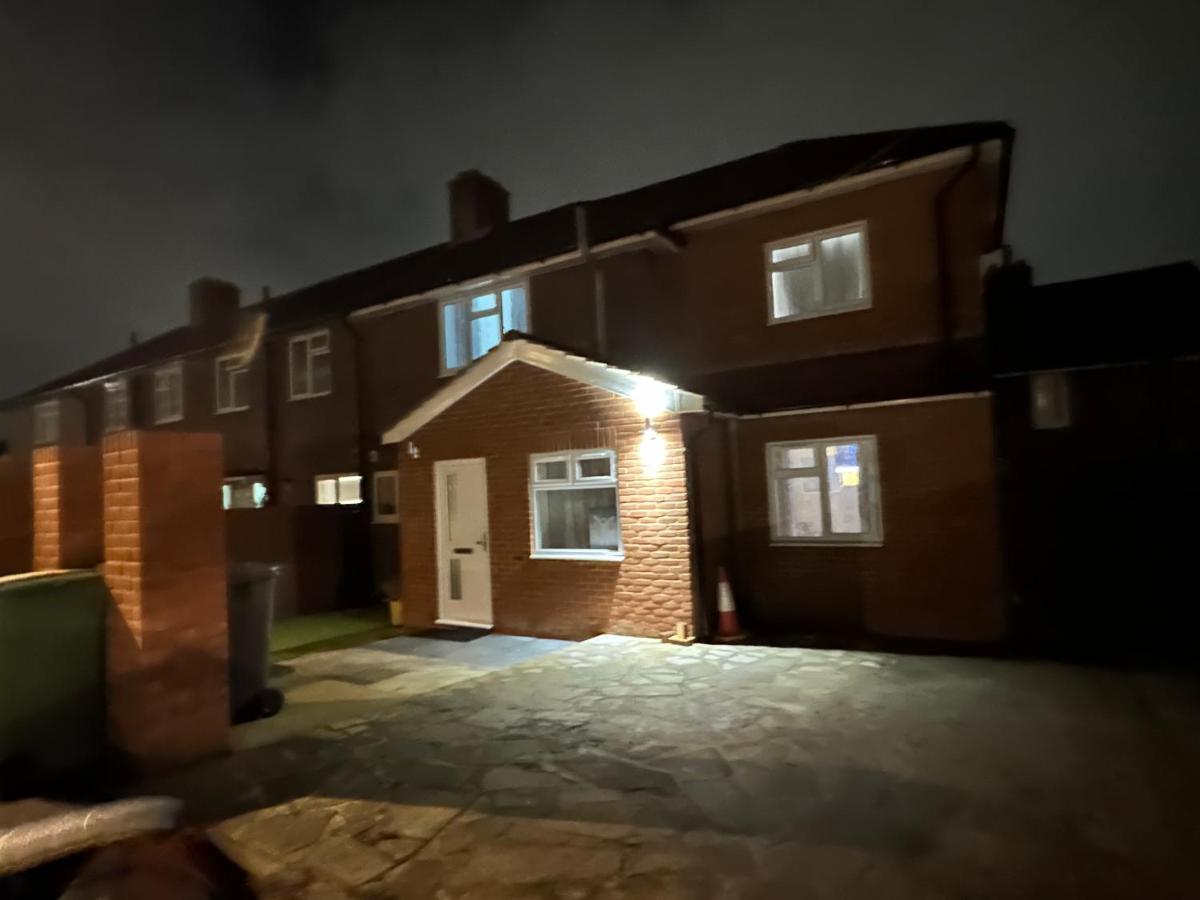 3Rd Studio Flat With Private Toilet And Bathroom Setup For Family Enjoyment 134 Keedonwood Road Bromley Eksteriør billede
