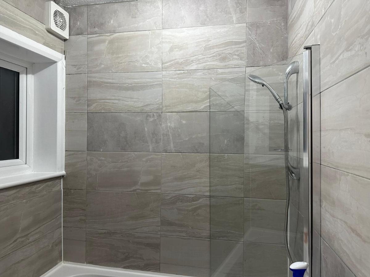 3Rd Studio Flat With Private Toilet And Bathroom Setup For Family Enjoyment 134 Keedonwood Road Bromley Eksteriør billede