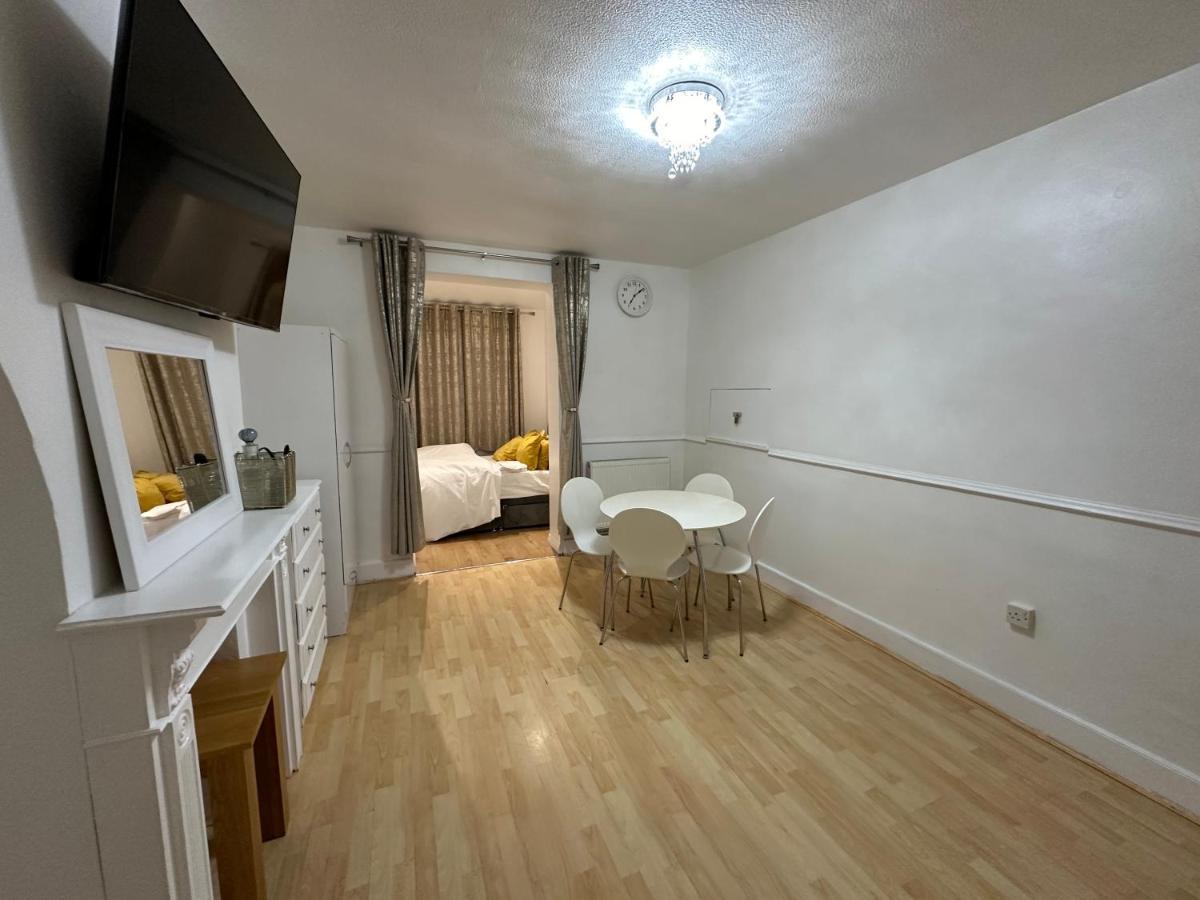 3Rd Studio Flat With Private Toilet And Bathroom Setup For Family Enjoyment 134 Keedonwood Road Bromley Eksteriør billede