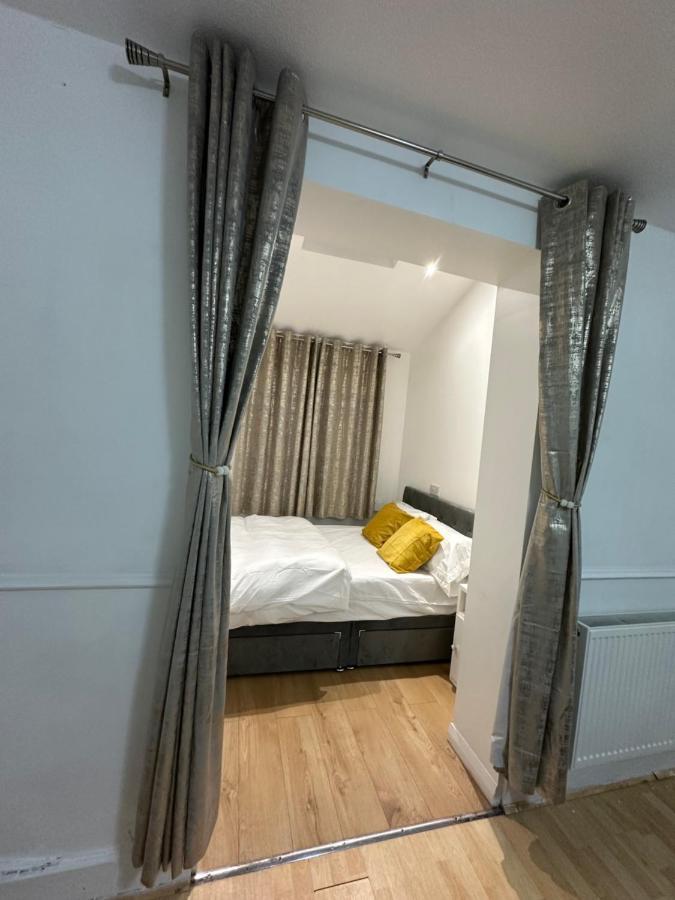 3Rd Studio Flat With Private Toilet And Bathroom Setup For Family Enjoyment 134 Keedonwood Road Bromley Eksteriør billede