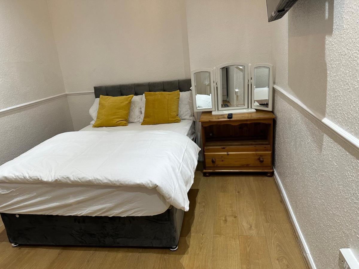 3Rd Studio Flat With Private Toilet And Bathroom Setup For Family Enjoyment 134 Keedonwood Road Bromley Eksteriør billede