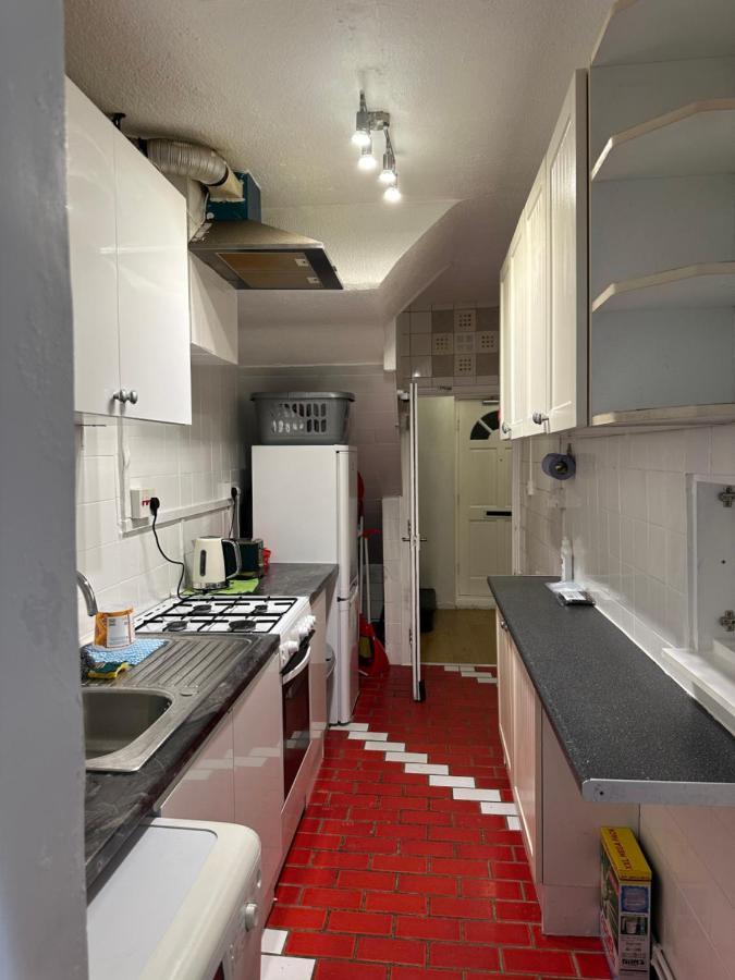 3Rd Studio Flat With Private Toilet And Bathroom Setup For Family Enjoyment 134 Keedonwood Road Bromley Eksteriør billede