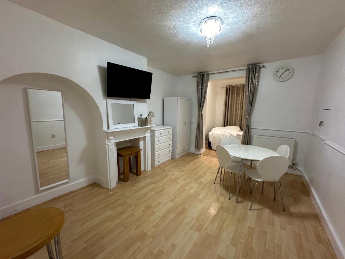 3Rd Studio Flat With Private Toilet And Bathroom Setup For Family Enjoyment 134 Keedonwood Road Bromley Eksteriør billede