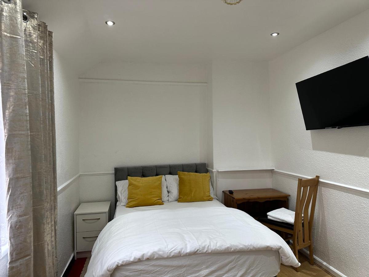 3Rd Studio Flat With Private Toilet And Bathroom Setup For Family Enjoyment 134 Keedonwood Road Bromley Eksteriør billede