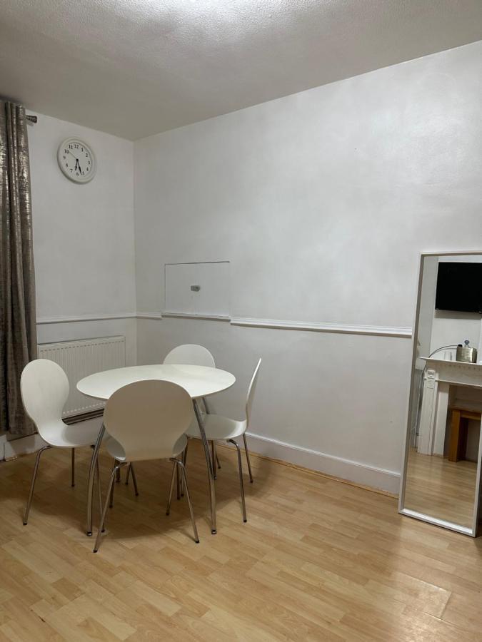 3Rd Studio Flat With Private Toilet And Bathroom Setup For Family Enjoyment 134 Keedonwood Road Bromley Eksteriør billede