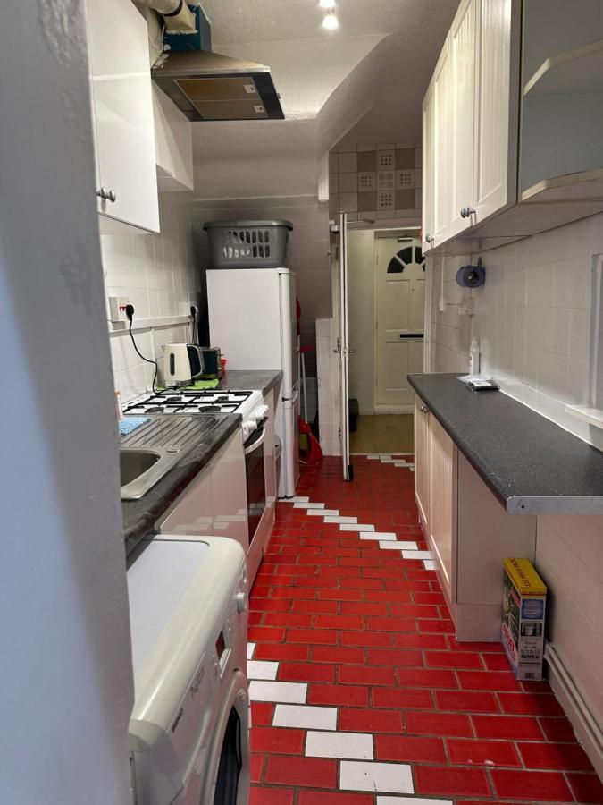 3Rd Studio Flat With Private Toilet And Bathroom Setup For Family Enjoyment 134 Keedonwood Road Bromley Eksteriør billede