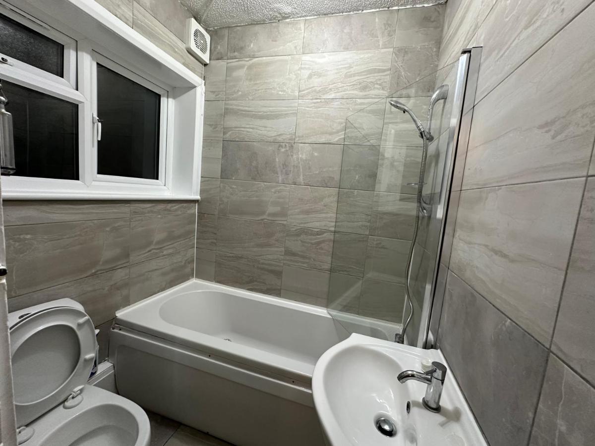 3Rd Studio Flat With Private Toilet And Bathroom Setup For Family Enjoyment 134 Keedonwood Road Bromley Eksteriør billede