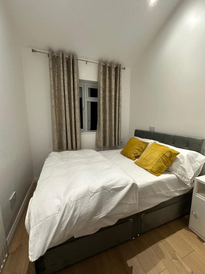 3Rd Studio Flat With Private Toilet And Bathroom Setup For Family Enjoyment 134 Keedonwood Road Bromley Eksteriør billede