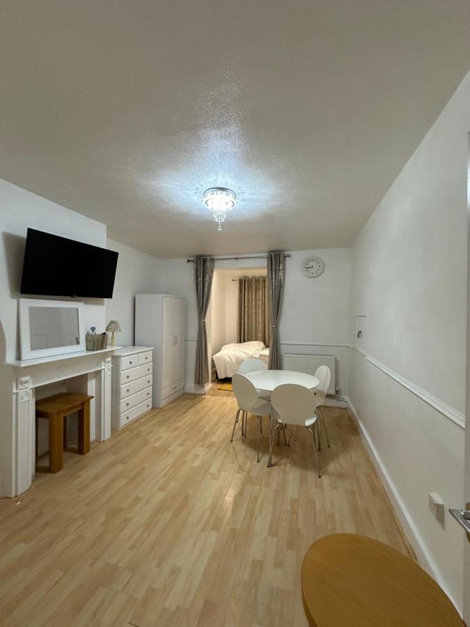 3Rd Studio Flat With Private Toilet And Bathroom Setup For Family Enjoyment 134 Keedonwood Road Bromley Eksteriør billede