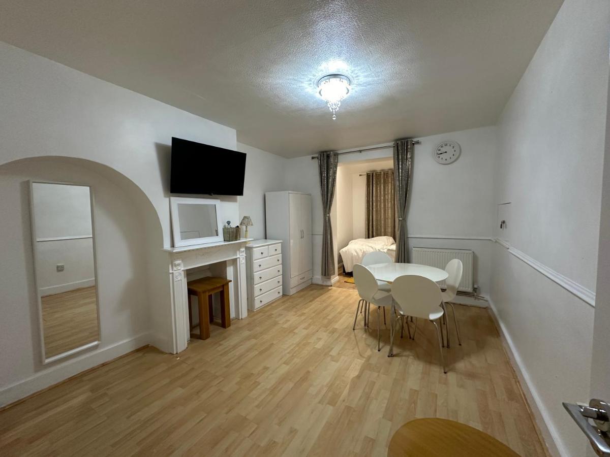 3Rd Studio Flat With Private Toilet And Bathroom Setup For Family Enjoyment 134 Keedonwood Road Bromley Eksteriør billede