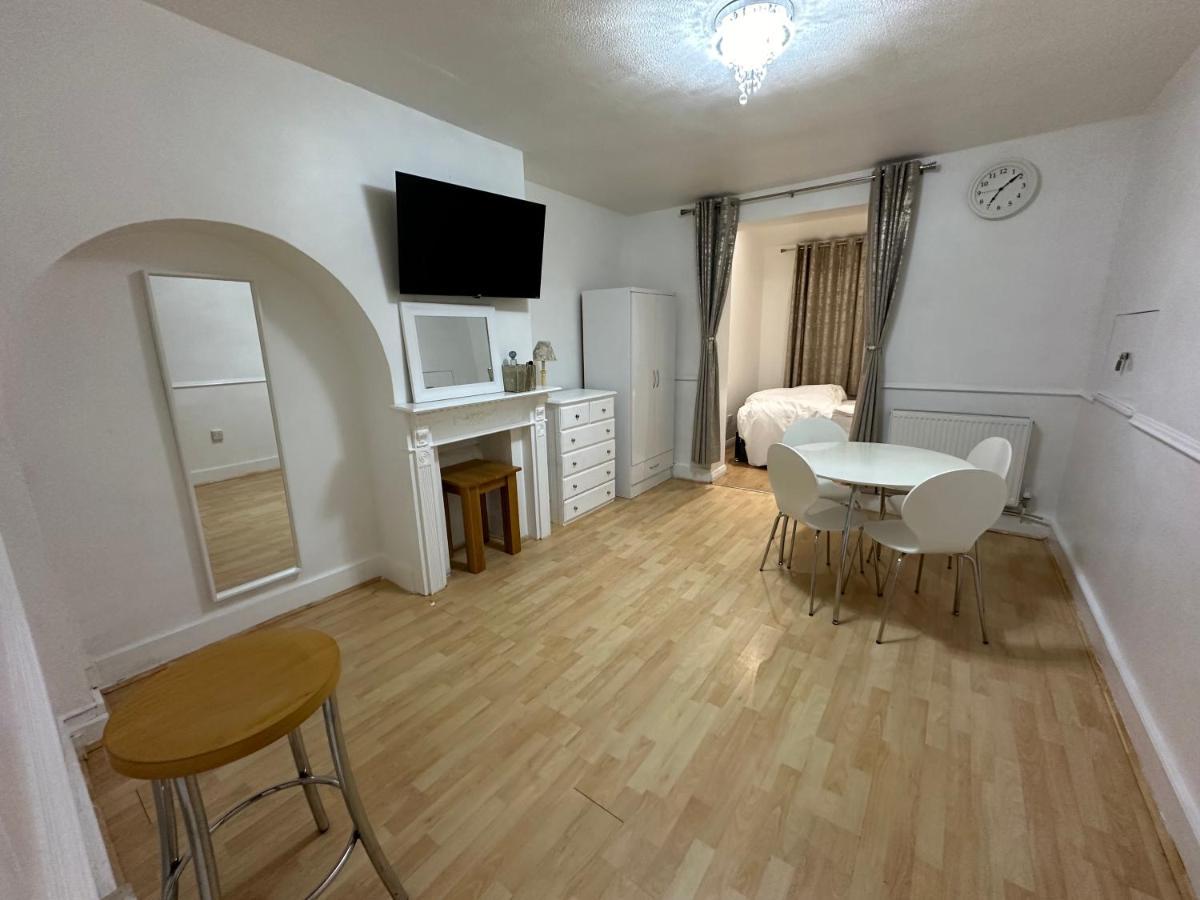 3Rd Studio Flat With Private Toilet And Bathroom Setup For Family Enjoyment 134 Keedonwood Road Bromley Eksteriør billede