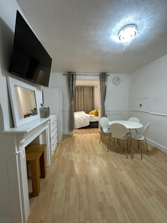 3Rd Studio Flat With Private Toilet And Bathroom Setup For Family Enjoyment 134 Keedonwood Road Bromley Eksteriør billede