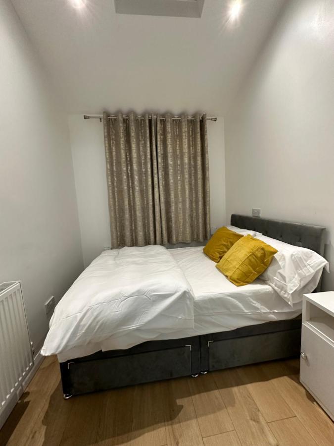 3Rd Studio Flat With Private Toilet And Bathroom Setup For Family Enjoyment 134 Keedonwood Road Bromley Eksteriør billede
