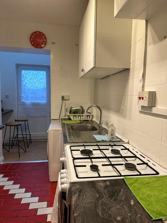 3Rd Studio Flat With Private Toilet And Bathroom Setup For Family Enjoyment 134 Keedonwood Road Bromley Eksteriør billede
