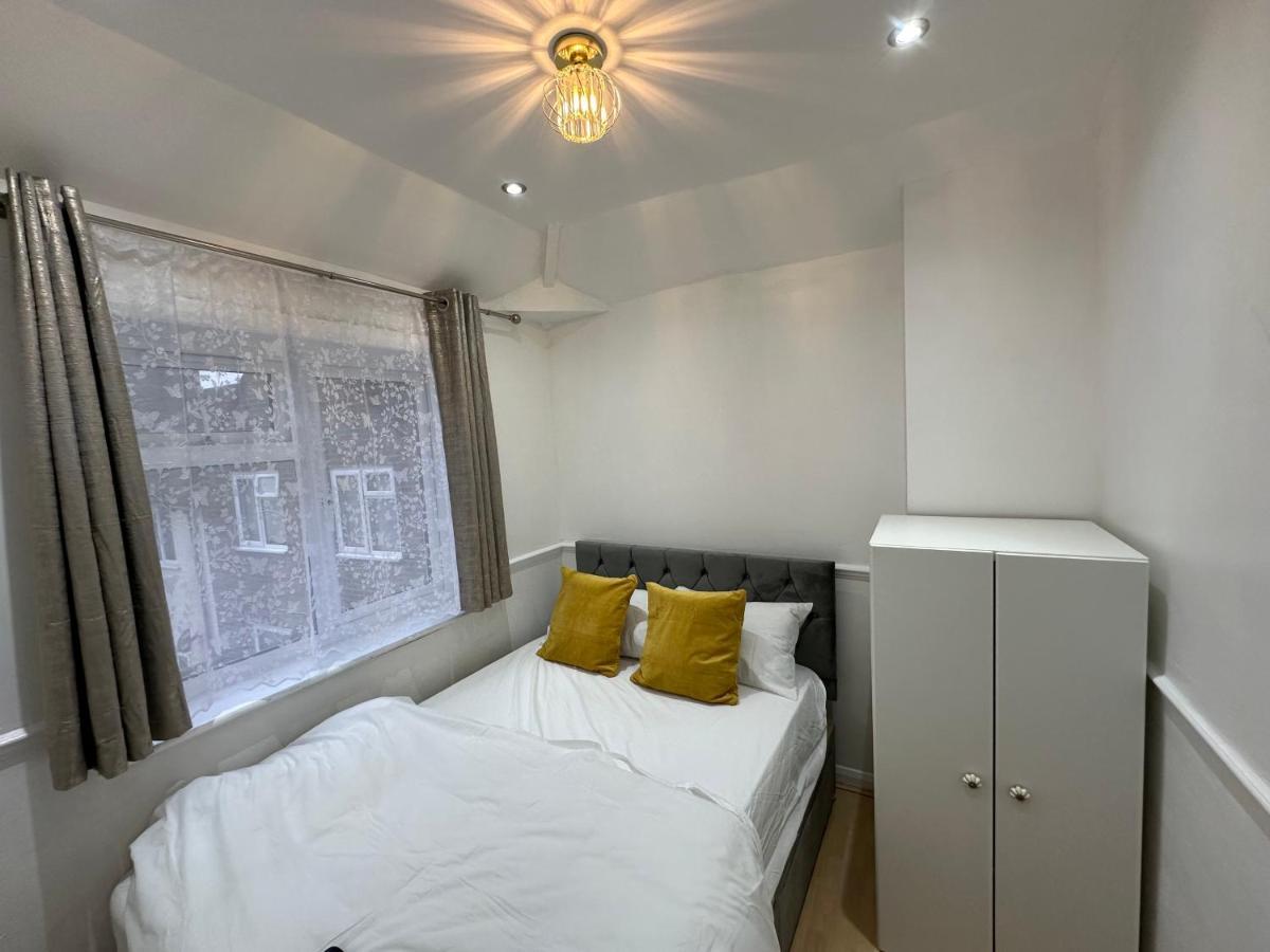 3Rd Studio Flat With Private Toilet And Bathroom Setup For Family Enjoyment 134 Keedonwood Road Bromley Eksteriør billede