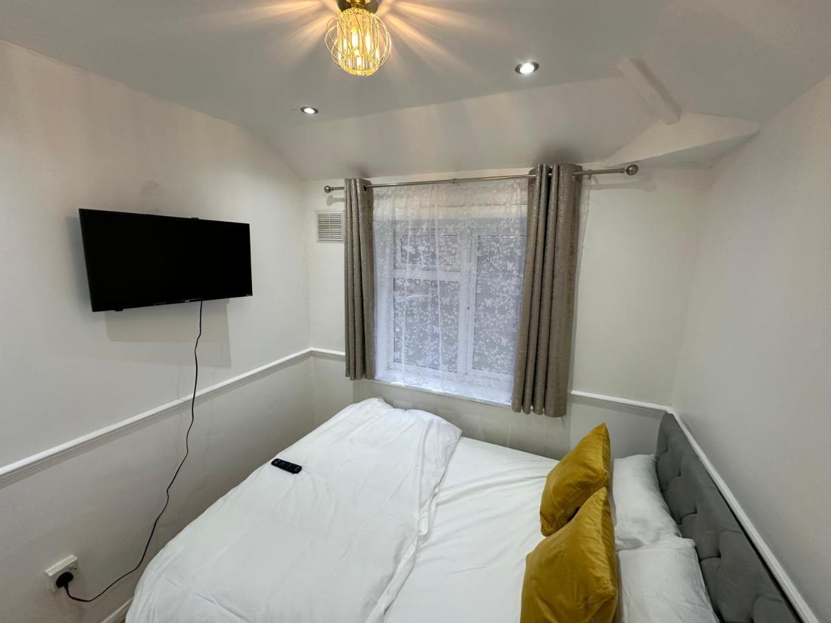 3Rd Studio Flat With Private Toilet And Bathroom Setup For Family Enjoyment 134 Keedonwood Road Bromley Eksteriør billede