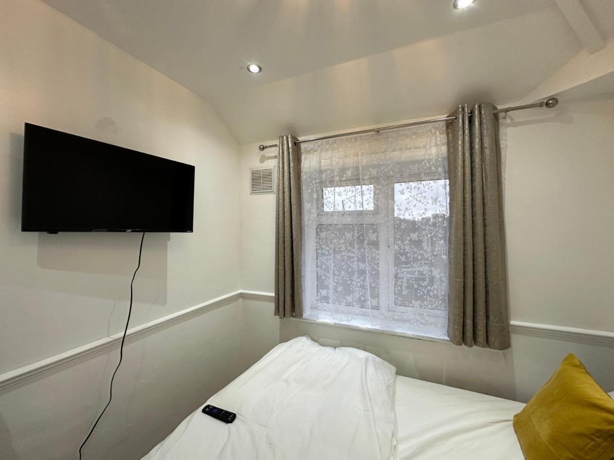 3Rd Studio Flat With Private Toilet And Bathroom Setup For Family Enjoyment 134 Keedonwood Road Bromley Eksteriør billede