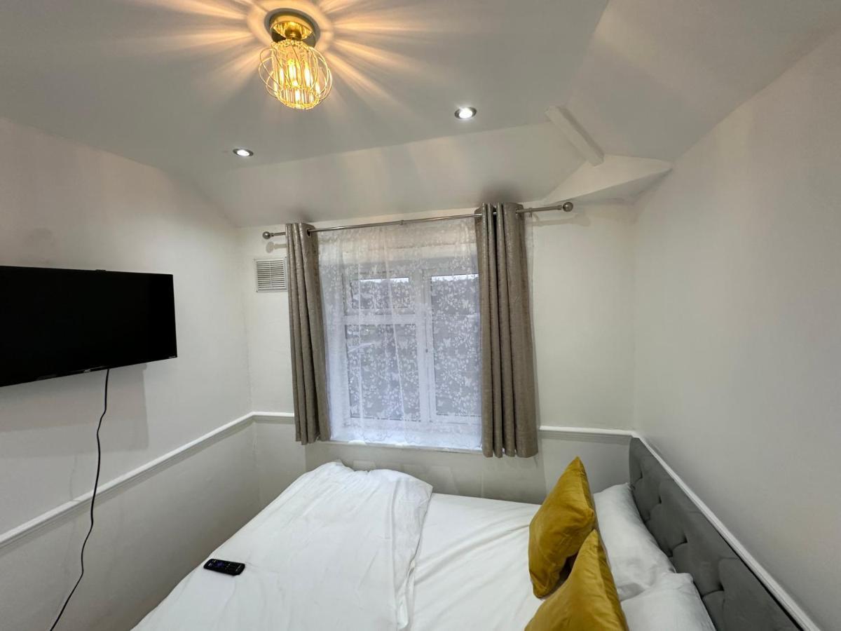 3Rd Studio Flat With Private Toilet And Bathroom Setup For Family Enjoyment 134 Keedonwood Road Bromley Eksteriør billede
