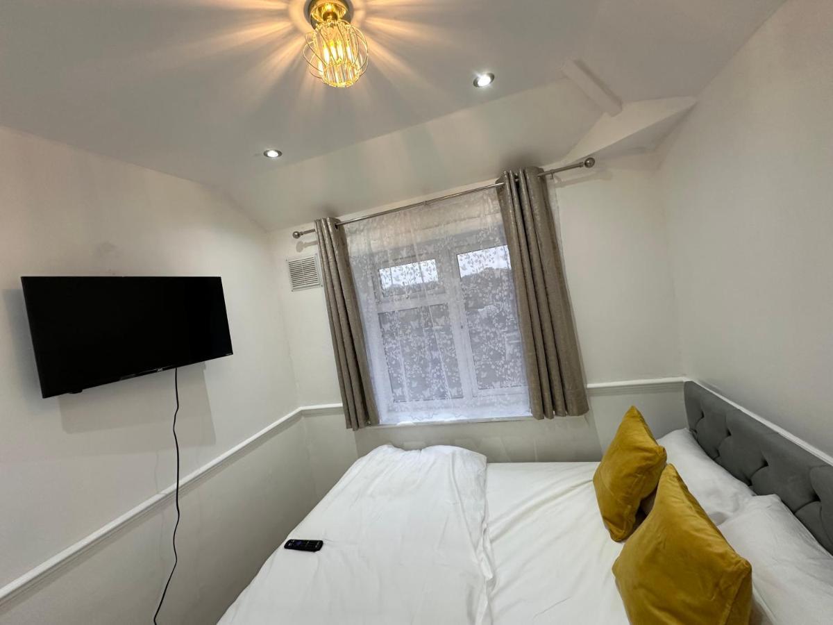 3Rd Studio Flat With Private Toilet And Bathroom Setup For Family Enjoyment 134 Keedonwood Road Bromley Eksteriør billede