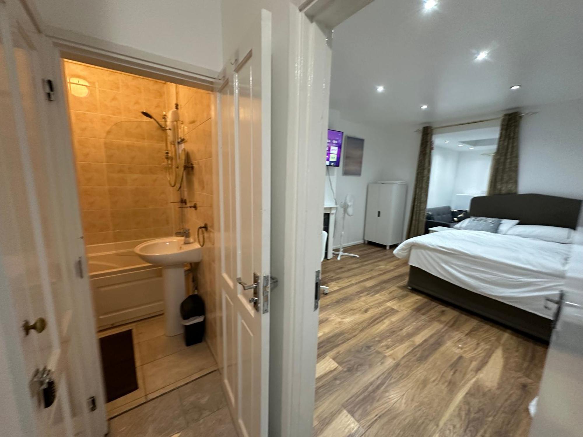 3Rd Studio Flat With Private Toilet And Bathroom Setup For Family Enjoyment 134 Keedonwood Road Bromley Eksteriør billede