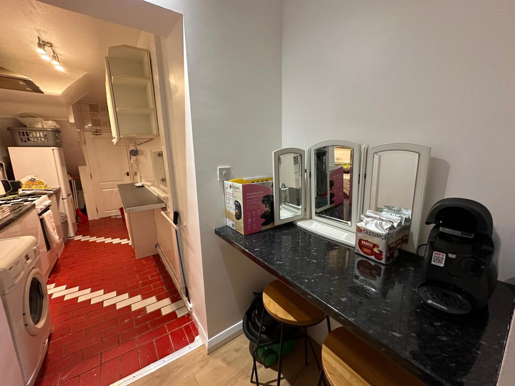 3Rd Studio Flat With Private Toilet And Bathroom Setup For Family Enjoyment 134 Keedonwood Road Bromley Eksteriør billede