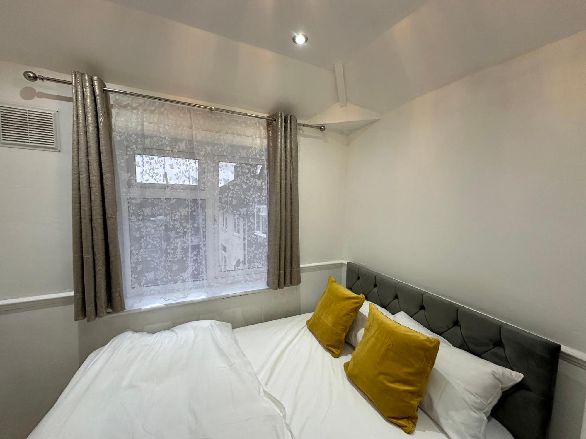 3Rd Studio Flat With Private Toilet And Bathroom Setup For Family Enjoyment 134 Keedonwood Road Bromley Eksteriør billede