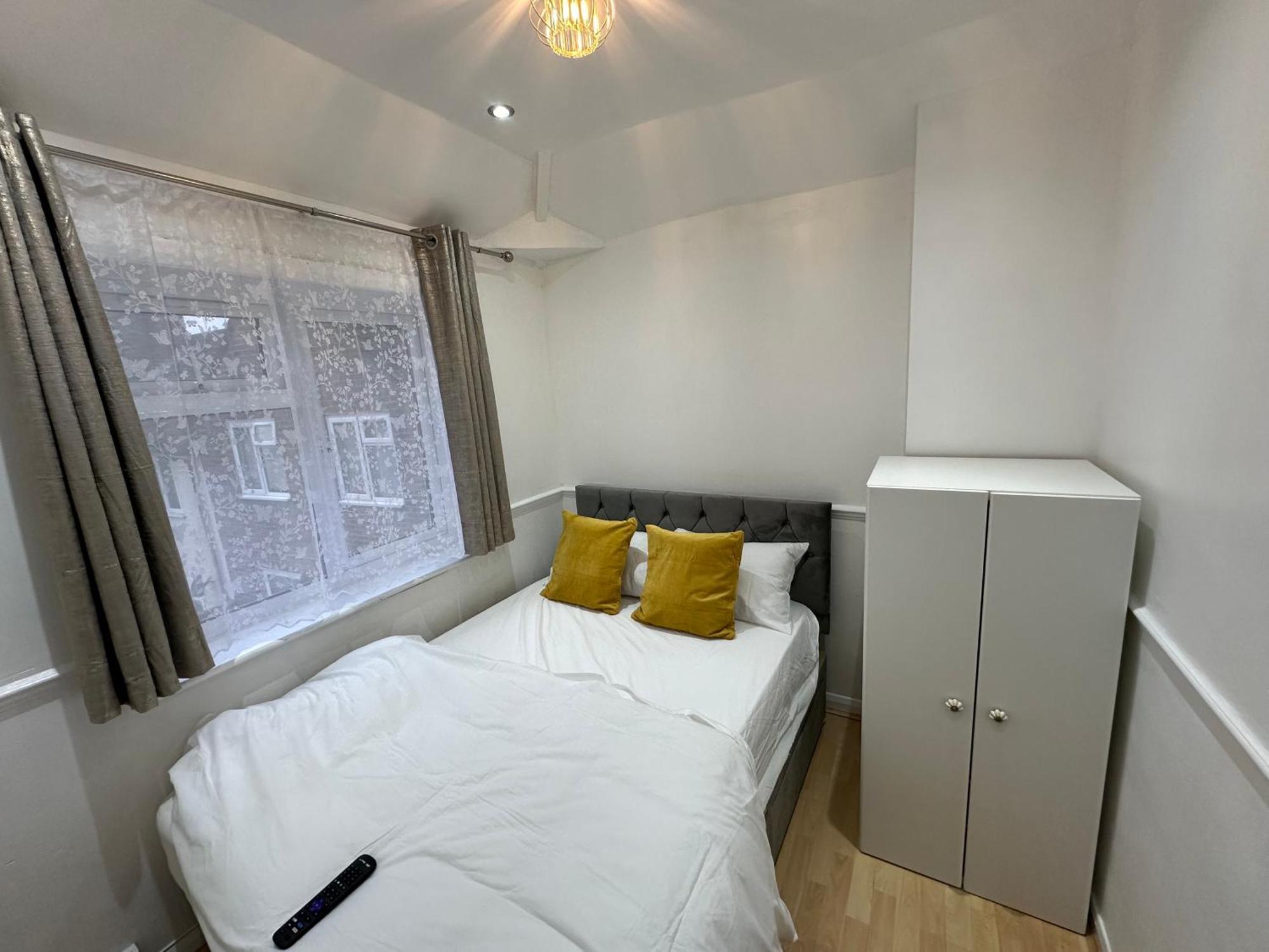 3Rd Studio Flat With Private Toilet And Bathroom Setup For Family Enjoyment 134 Keedonwood Road Bromley Eksteriør billede