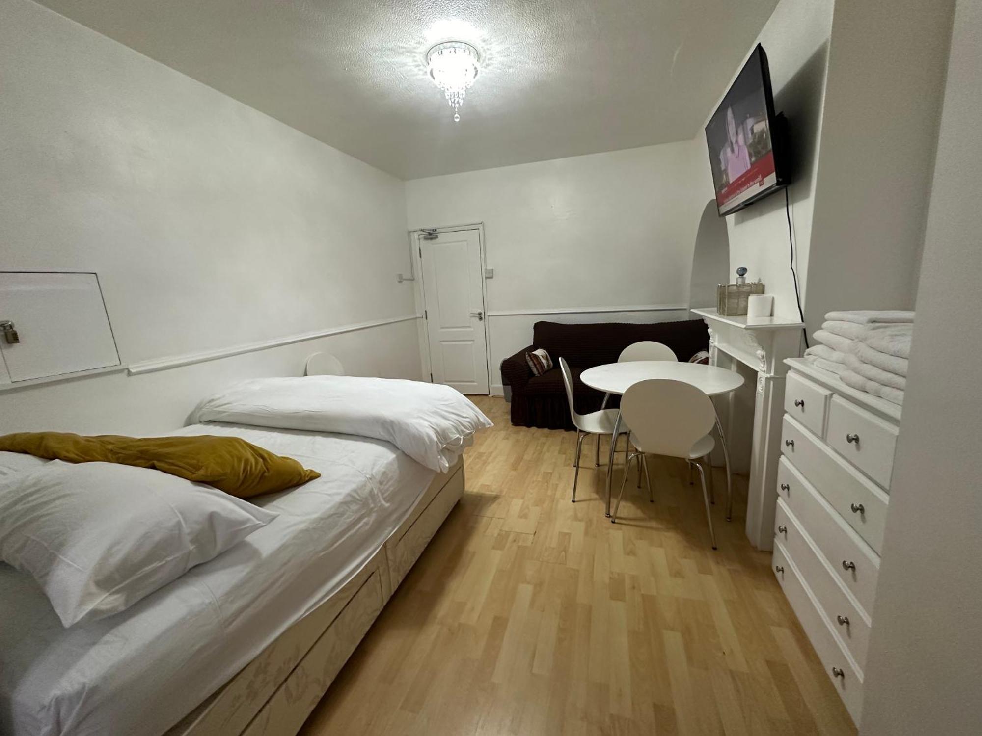3Rd Studio Flat With Private Toilet And Bathroom Setup For Family Enjoyment 134 Keedonwood Road Bromley Eksteriør billede