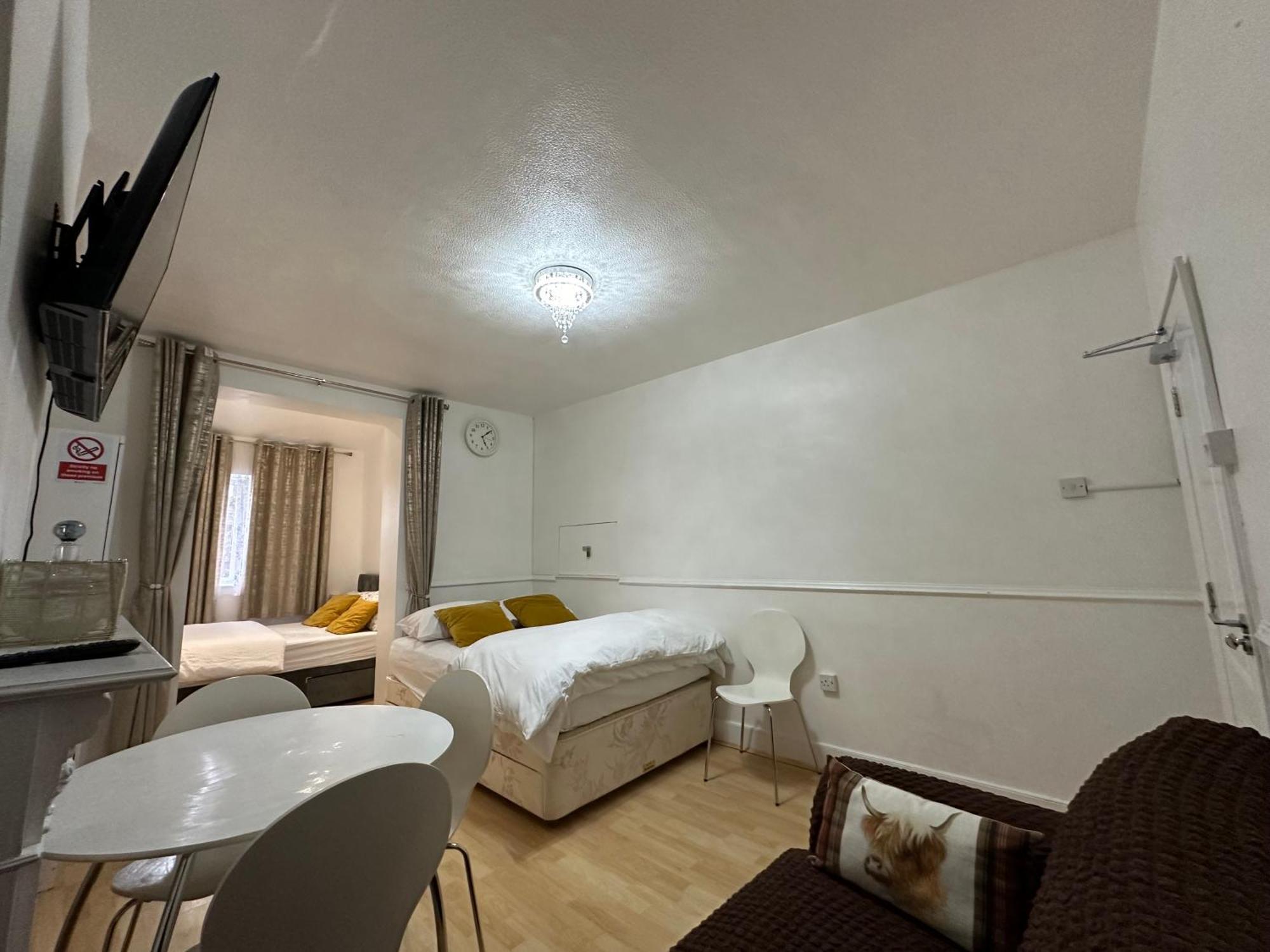 3Rd Studio Flat With Private Toilet And Bathroom Setup For Family Enjoyment 134 Keedonwood Road Bromley Eksteriør billede