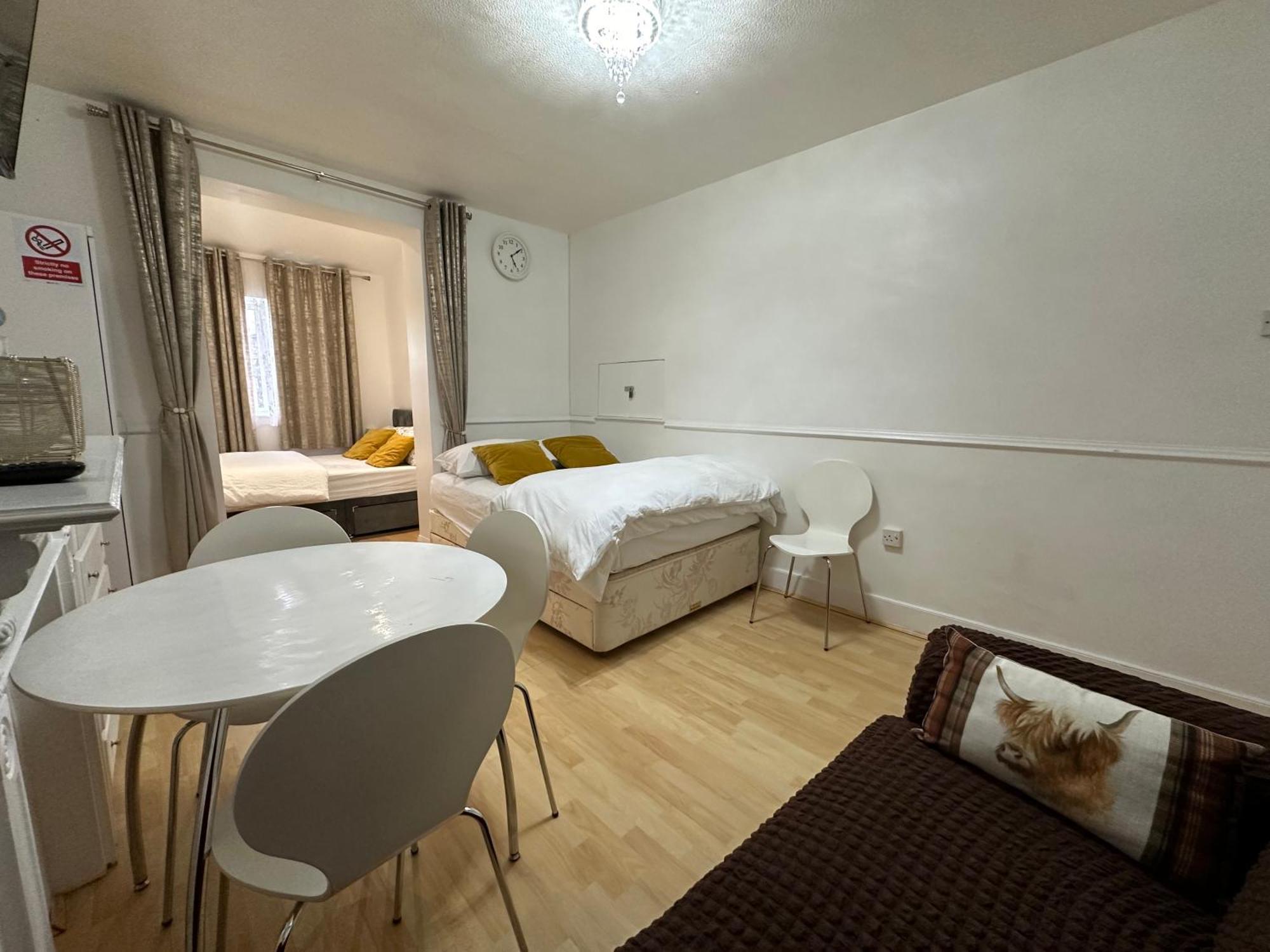 3Rd Studio Flat With Private Toilet And Bathroom Setup For Family Enjoyment 134 Keedonwood Road Bromley Eksteriør billede