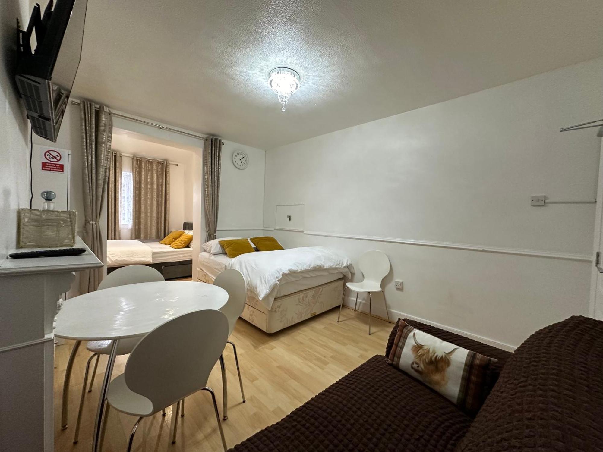 3Rd Studio Flat With Private Toilet And Bathroom Setup For Family Enjoyment 134 Keedonwood Road Bromley Eksteriør billede