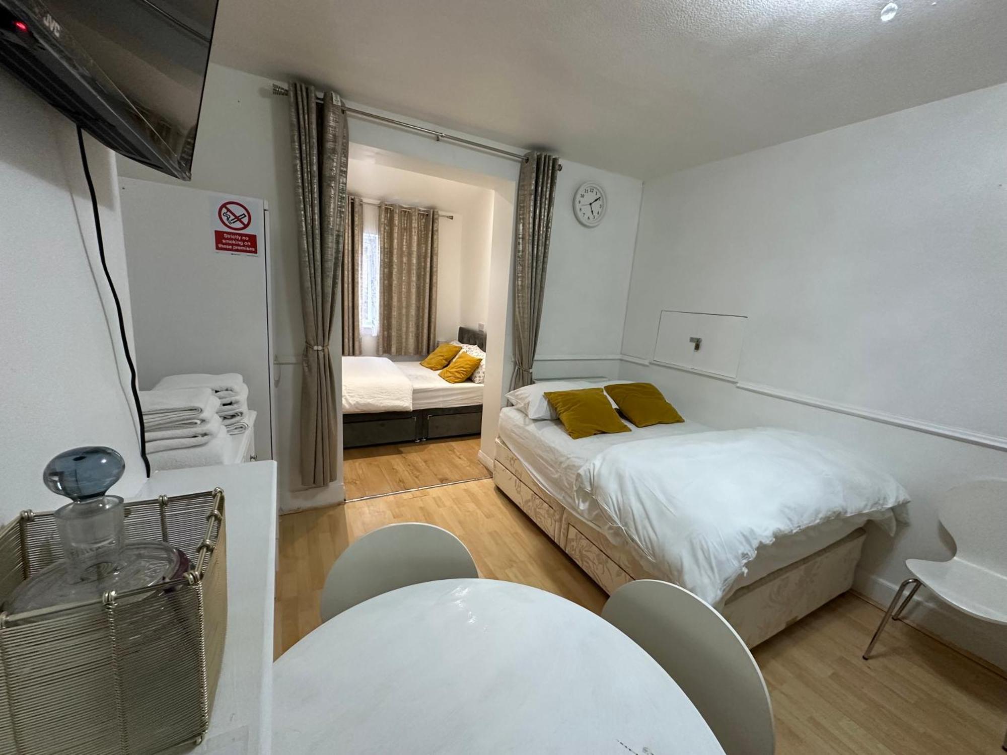 3Rd Studio Flat With Private Toilet And Bathroom Setup For Family Enjoyment 134 Keedonwood Road Bromley Eksteriør billede