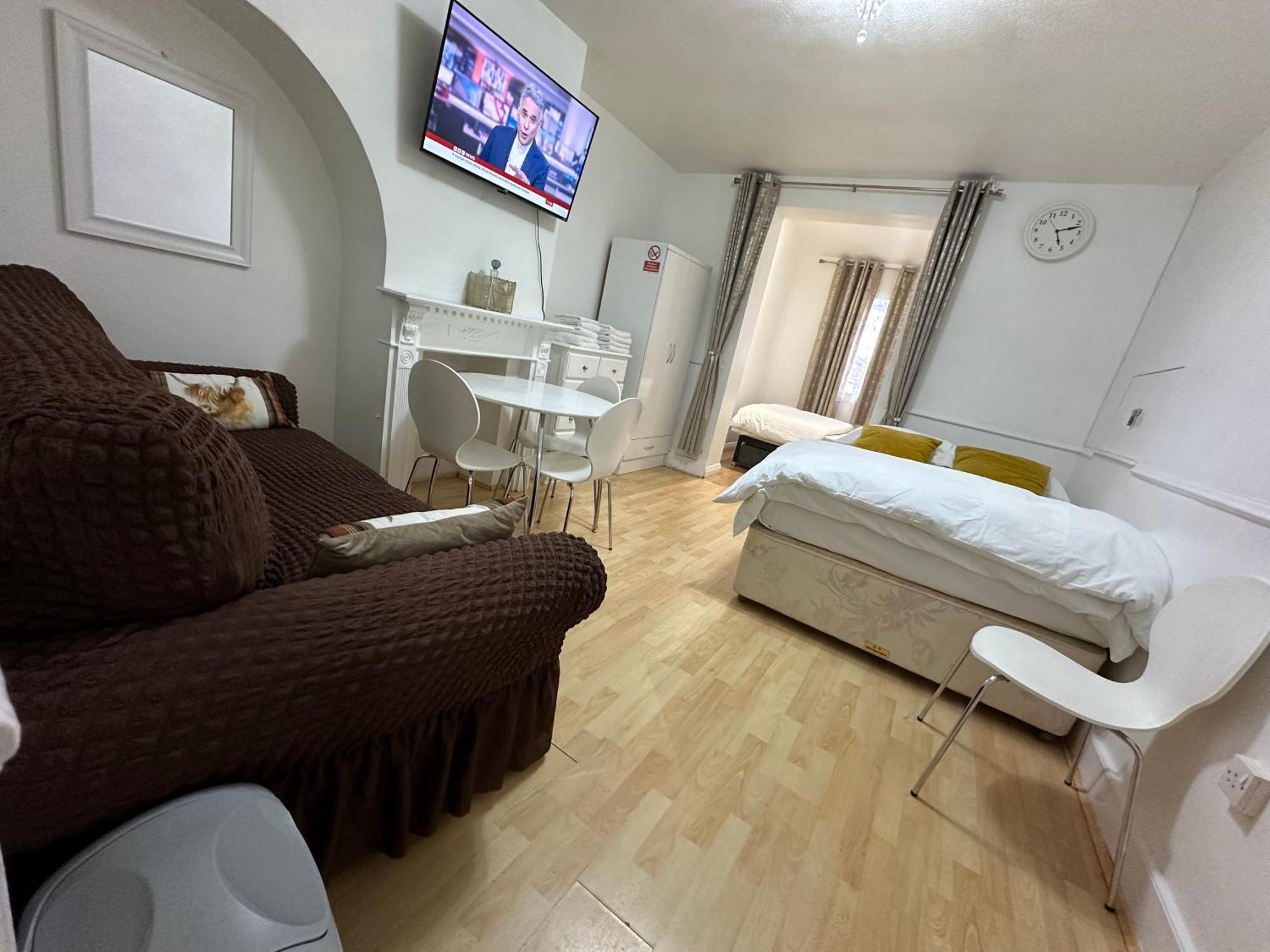 3Rd Studio Flat With Private Toilet And Bathroom Setup For Family Enjoyment 134 Keedonwood Road Bromley Eksteriør billede