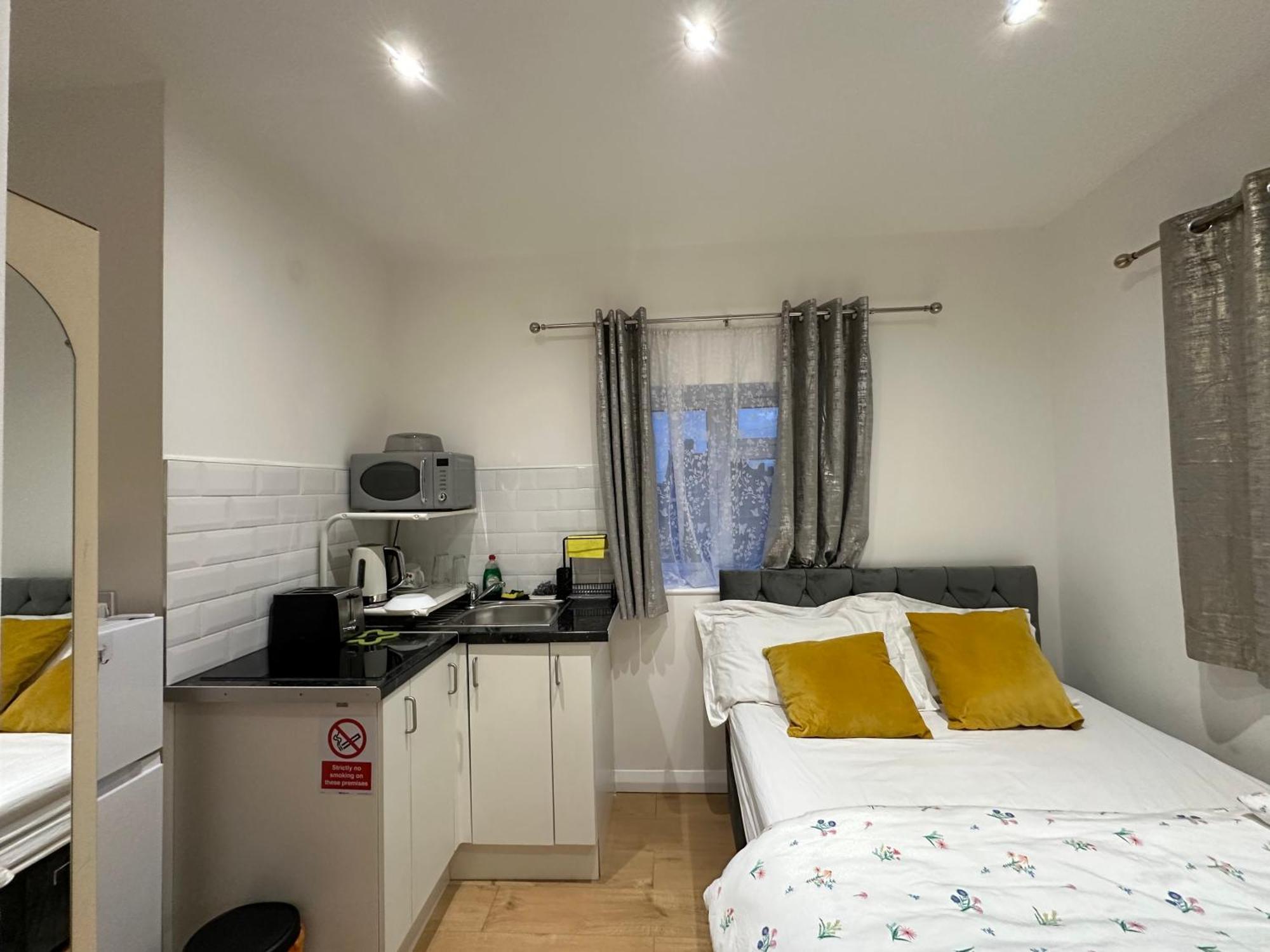 3Rd Studio Flat With Private Toilet And Bathroom Setup For Family Enjoyment 134 Keedonwood Road Bromley Eksteriør billede