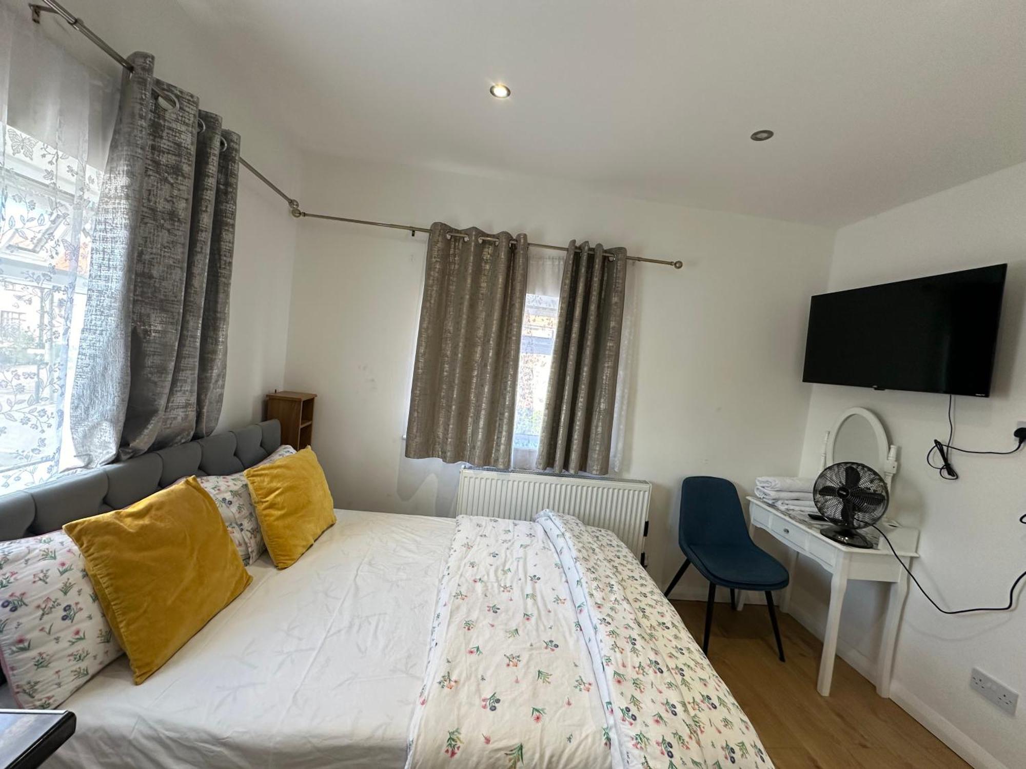 3Rd Studio Flat With Private Toilet And Bathroom Setup For Family Enjoyment 134 Keedonwood Road Bromley Eksteriør billede