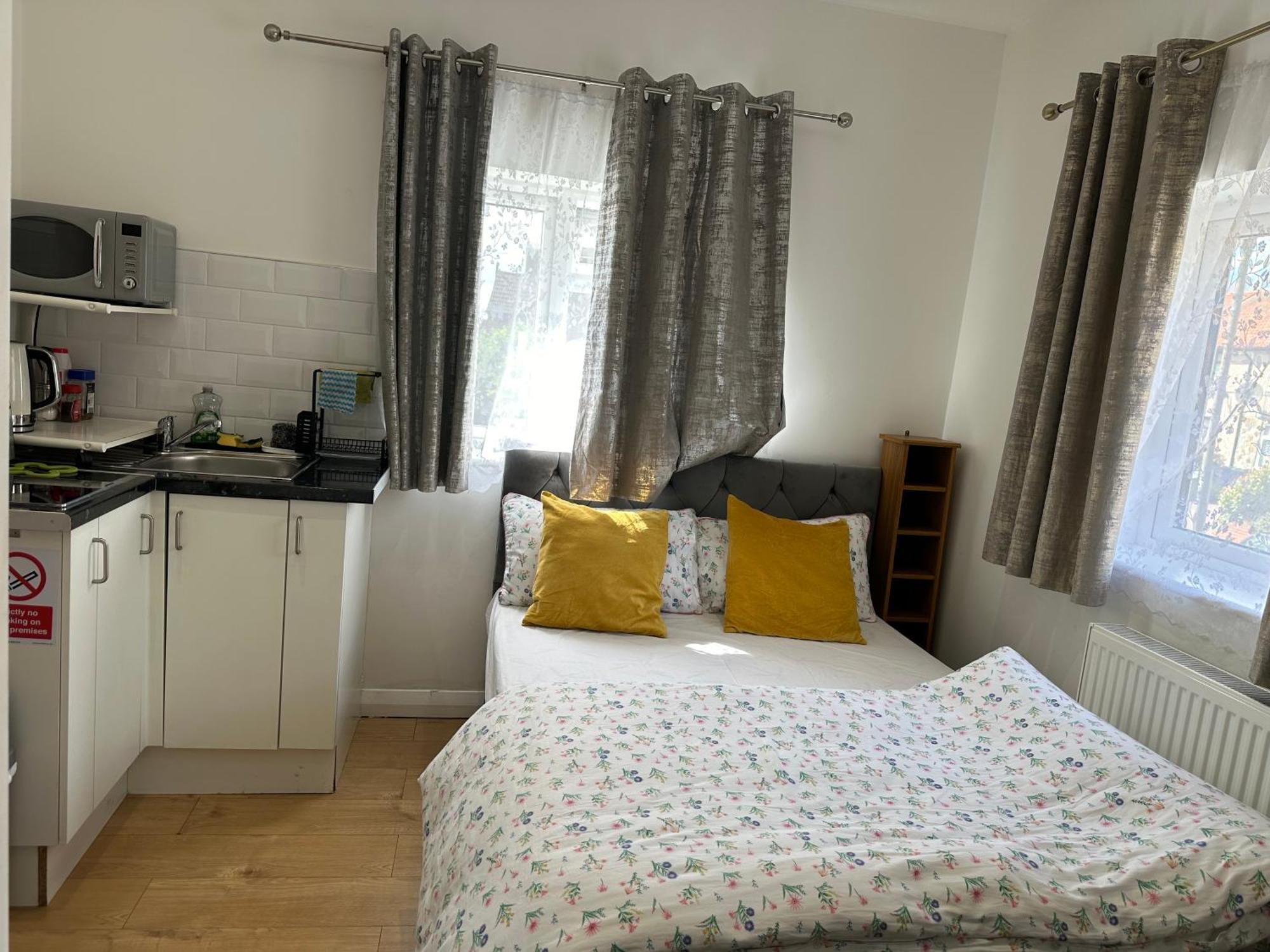 3Rd Studio Flat With Private Toilet And Bathroom Setup For Family Enjoyment 134 Keedonwood Road Bromley Eksteriør billede