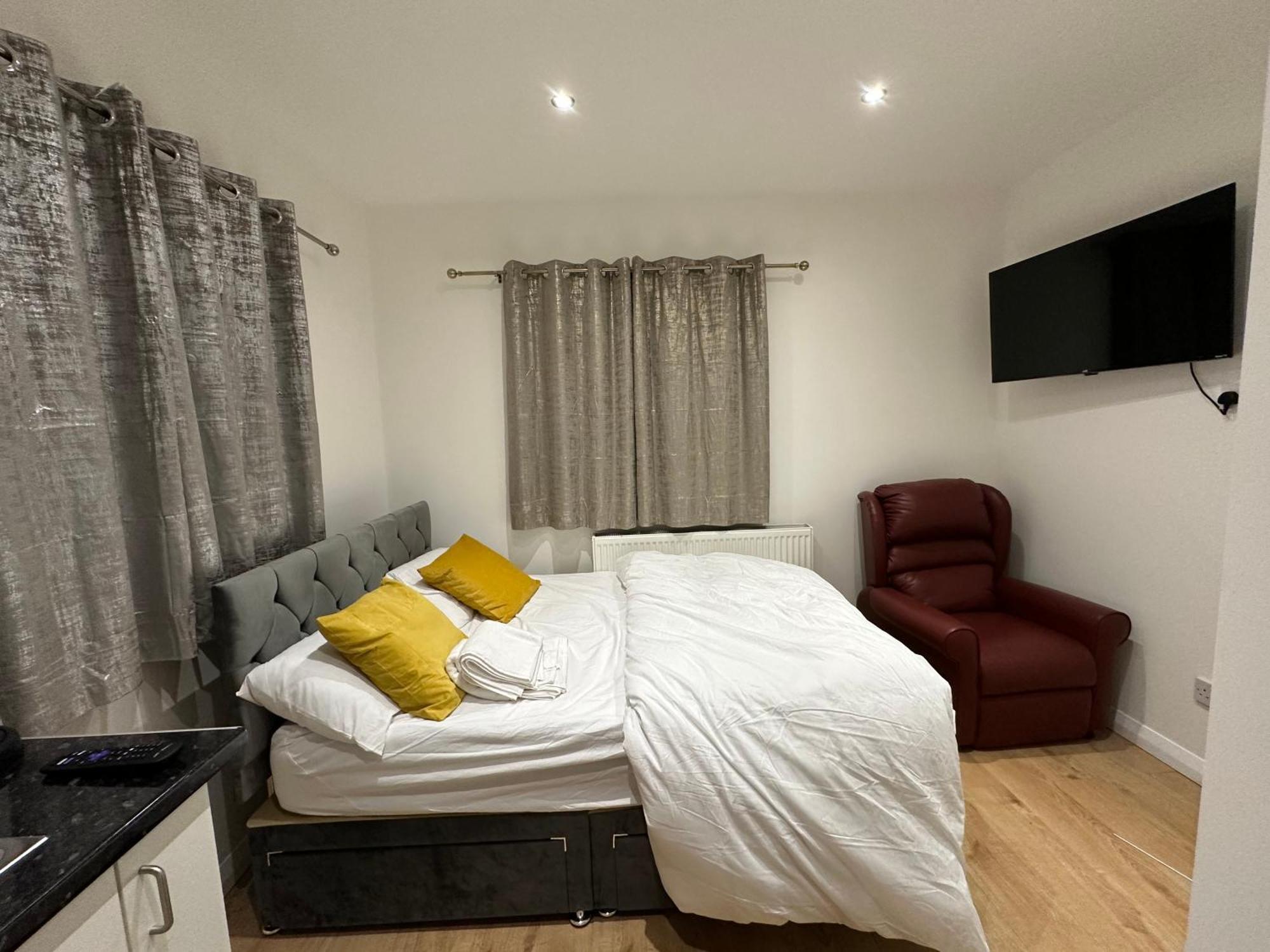 3Rd Studio Flat With Private Toilet And Bathroom Setup For Family Enjoyment 134 Keedonwood Road Bromley Eksteriør billede